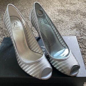 Adrianna Papell Silver Pewter Chiffon Peep Toe Satin Shoes sz 9 NIB